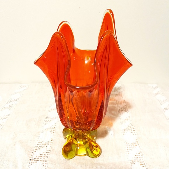 Vintage 1960s MCM | Viking Glass Epic Persimmon 4 Petal Vase - Picture 4 of 16